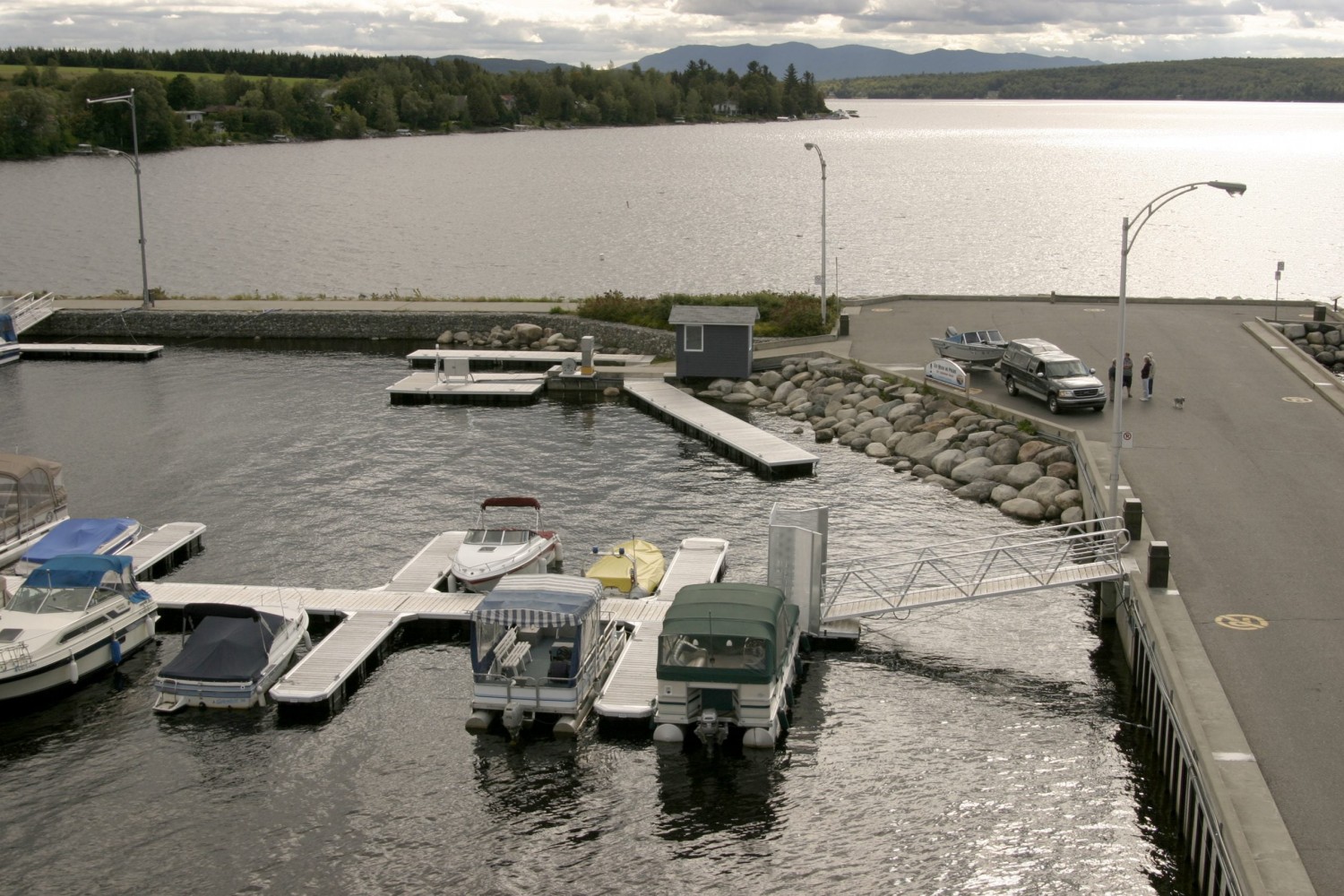 Floating / semi-floating aluminum dock
